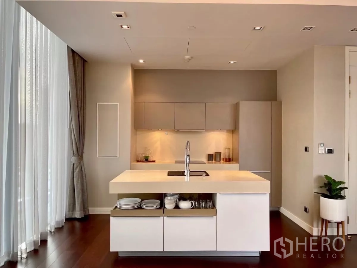 คอนโด ให้เช่าในWatthana, Bangkok - ครัวสมัยใหม่พร้อมไอแลนด์ขนาดใหญ่ ตู้บิวท์อิน และเครื่องใช้ไฟฟ้า