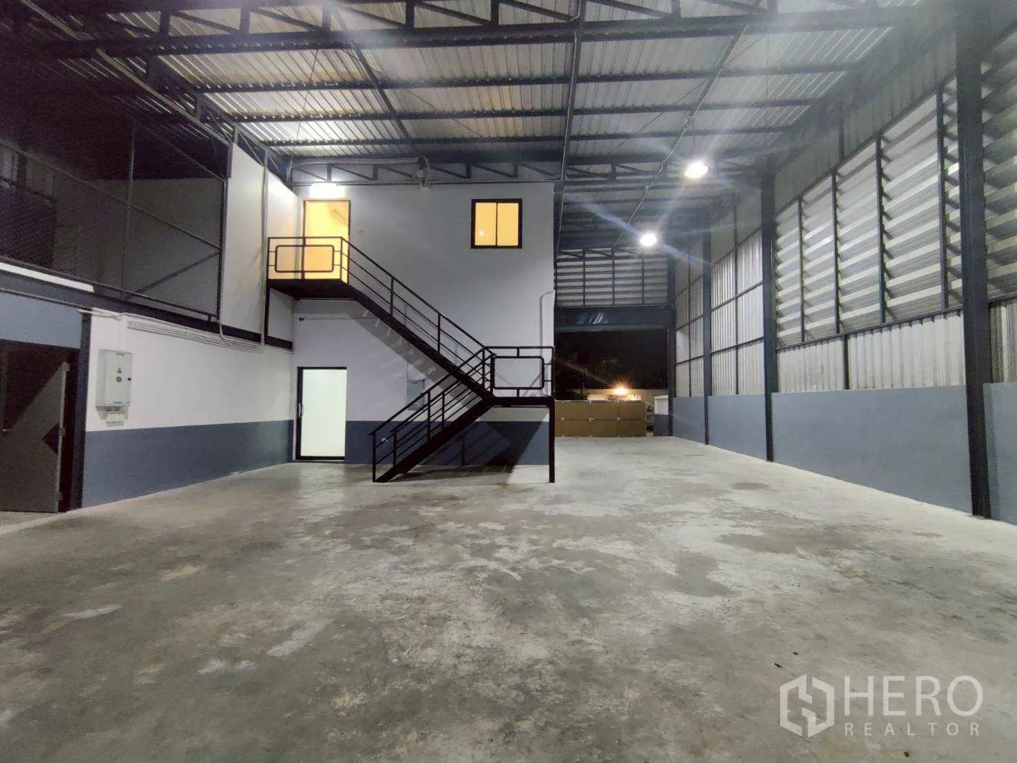 โกดัง for rent in Lam Luk Ka, Pathum Thani - พื้นที่โกดังเปิดโล่ง โครงเหล็ก ไฟส่องสว่าง และห้องสำนักงานปิดทึบ.