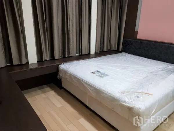 คอนโด ให้เช่าในKhlong Toei, Bangkok - ห้องนอนใหญ่กว้าง เตียงคิงส์ไซซ์ พื้นไม้ และที่นั่งริมหน้าต่างบิวท์อิน