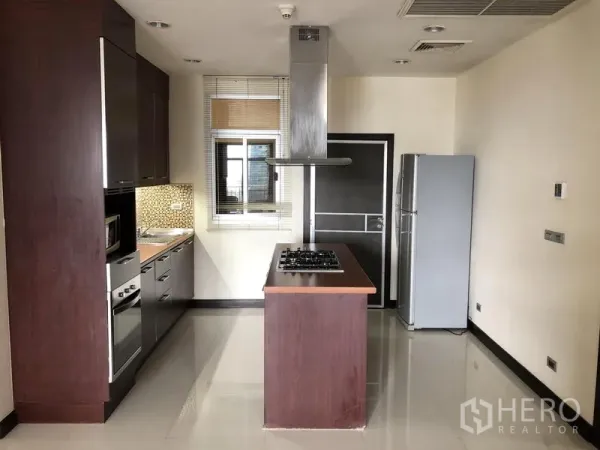 อพาร์ทเมนท์ ให้เช่าในRatchathewi, Bangkok - ครัวสมัยใหม่พร้อมไอส์แลนด์ เตาแก๊ส เครื่องดูดควัน เตาอบ และหน้าต่าง