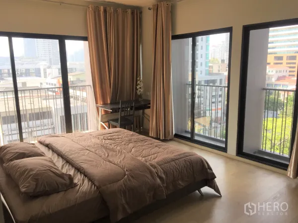 คอนโด ให้เช่าในWatthana, Bangkok - ห้องนอนใหญ่รับแสงธรรมชาติ พร้อมประตูกระจกสูงจรดเพดาน ระเบียงและวิวเมือง