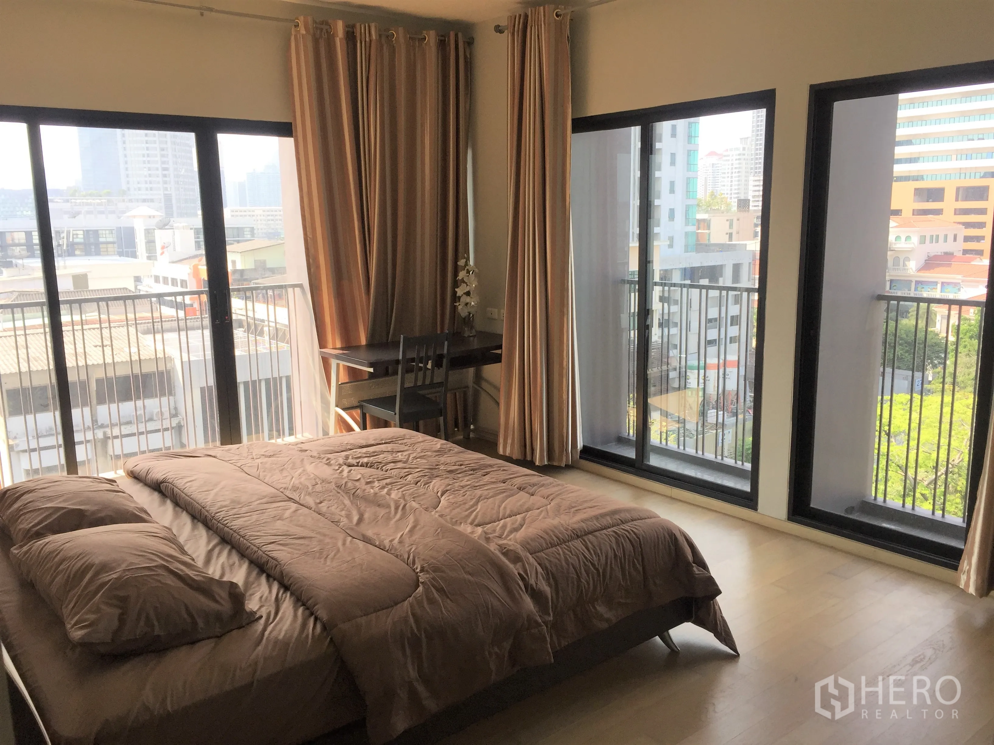 คอนโด ให้เช่าในWatthana, Bangkok - ห้องนอนใหญ่รับแสงธรรมชาติ พร้อมประตูกระจกสูงจรดเพดาน ระเบียงและวิวเมือง