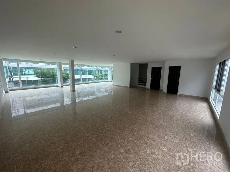 Home Office for rent in Bang Phli, Samut Prakan - Open showroom-style floor with columns, full-height windows and street view.