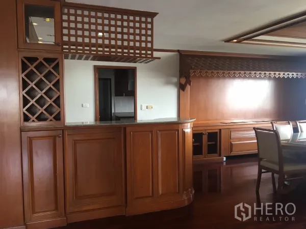 คอนโด ให้เช่าในWatthana, Bangkok - พื้นที่รับประทานอาหารพร้อมตู้บิลท์อิน ไวน์แร็ค เคาน์เตอร์เสิร์ฟ และโต๊ะทานข้าว