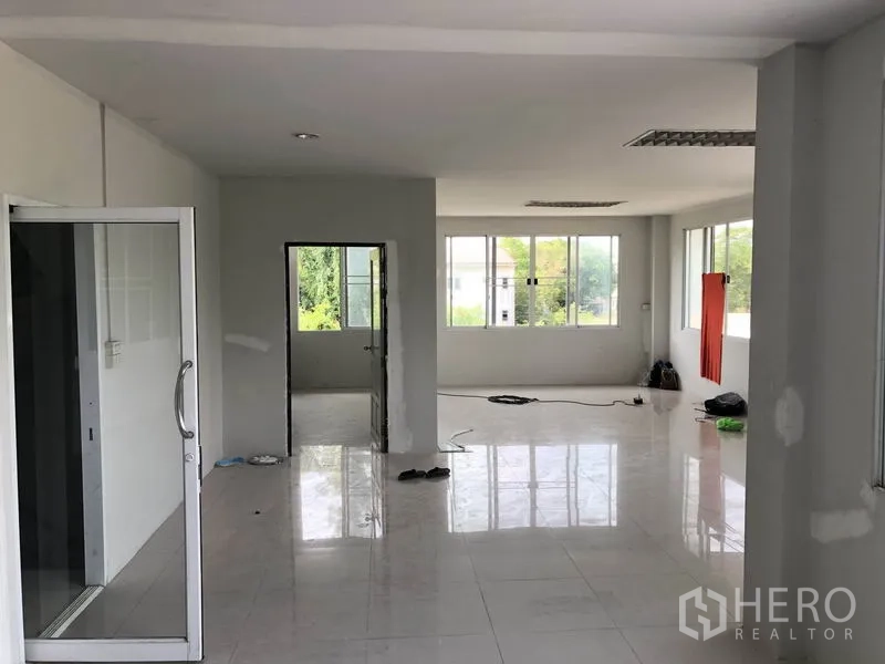 货栈 出租或出售在Lam Luk Ka, Pathum Thani - 宽敞办公室，玻璃门、地砖与充足采光。