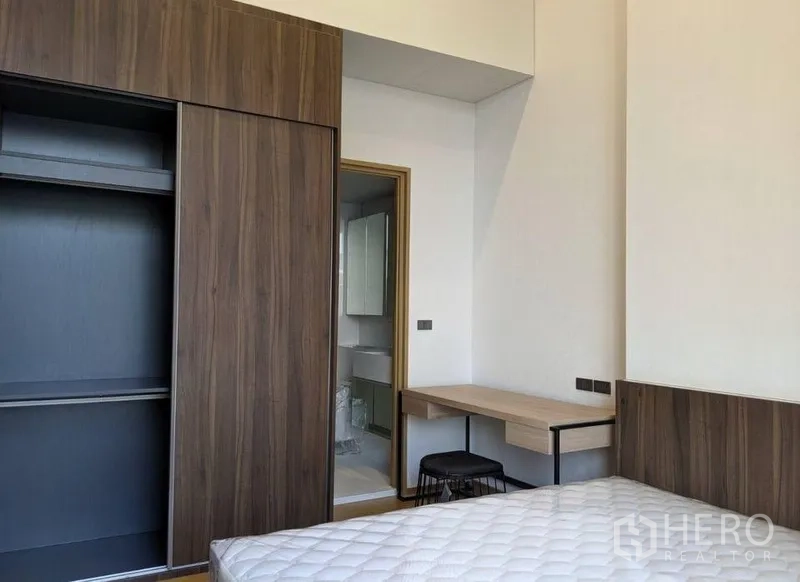 คอนโด ให้เช่าในWatthana, Bangkok - ห้องนอนพร้อมตู้เสื้อผ้าบิลท์อิน โต๊ะทำงาน และประตูเข้าห้องน้ำ