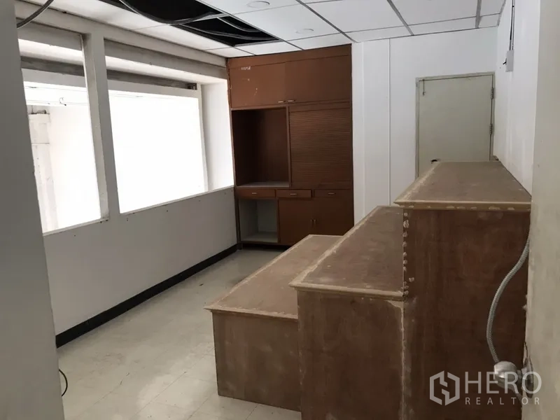 零售空间 出租在Watthana, Bangkok - 紧凑的服务间，内置木质操作台与天花板面板。