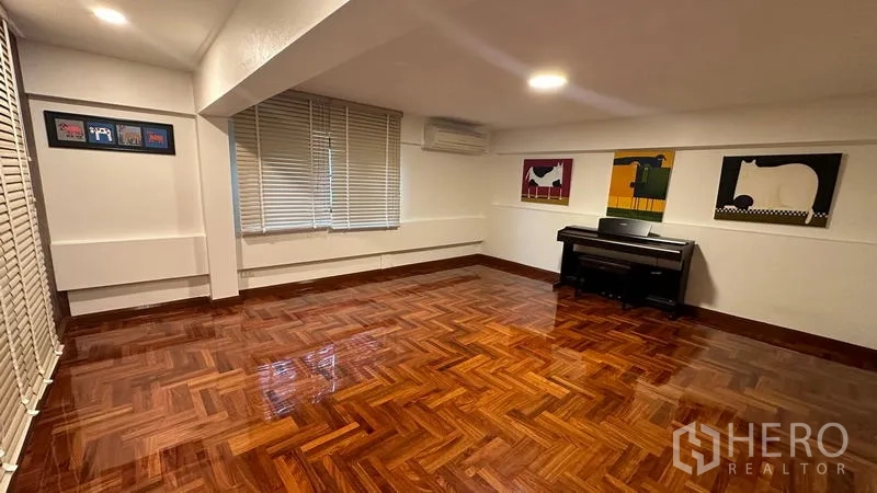 独立式住宅 出租在Watthana, Bangkok - 抛光人字拼木地板的多功能房，配空调与钢琴。