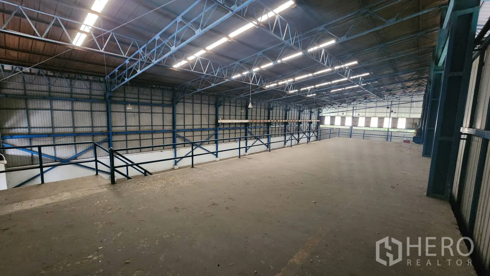 คลังสินค้า ให้เช่าในMueang Samut Prakan, Samut Prakan - ชั้นลอยสำหรับเก็บของขนาดยาว พร้อมราวกันตกใต้โครงหลังคาเหล็ก