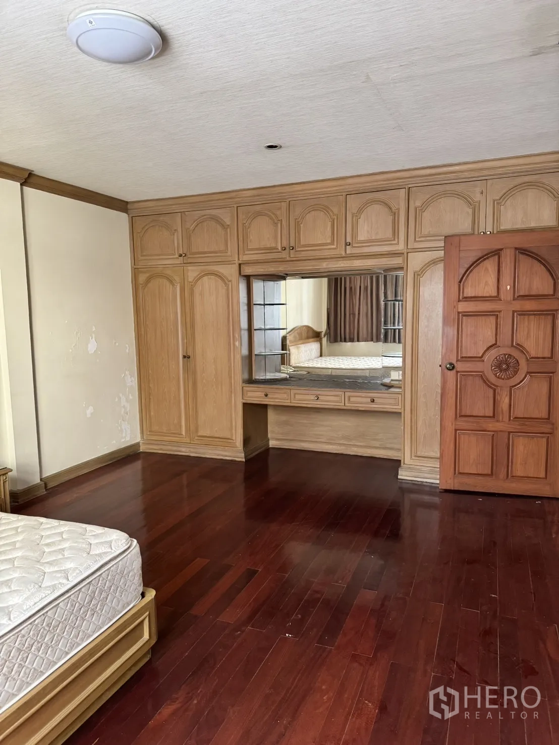 Home Office for rent in Watthana, Bangkok - Bedroom featuring a full wall of built-in wardrobes and a dressing vanity.