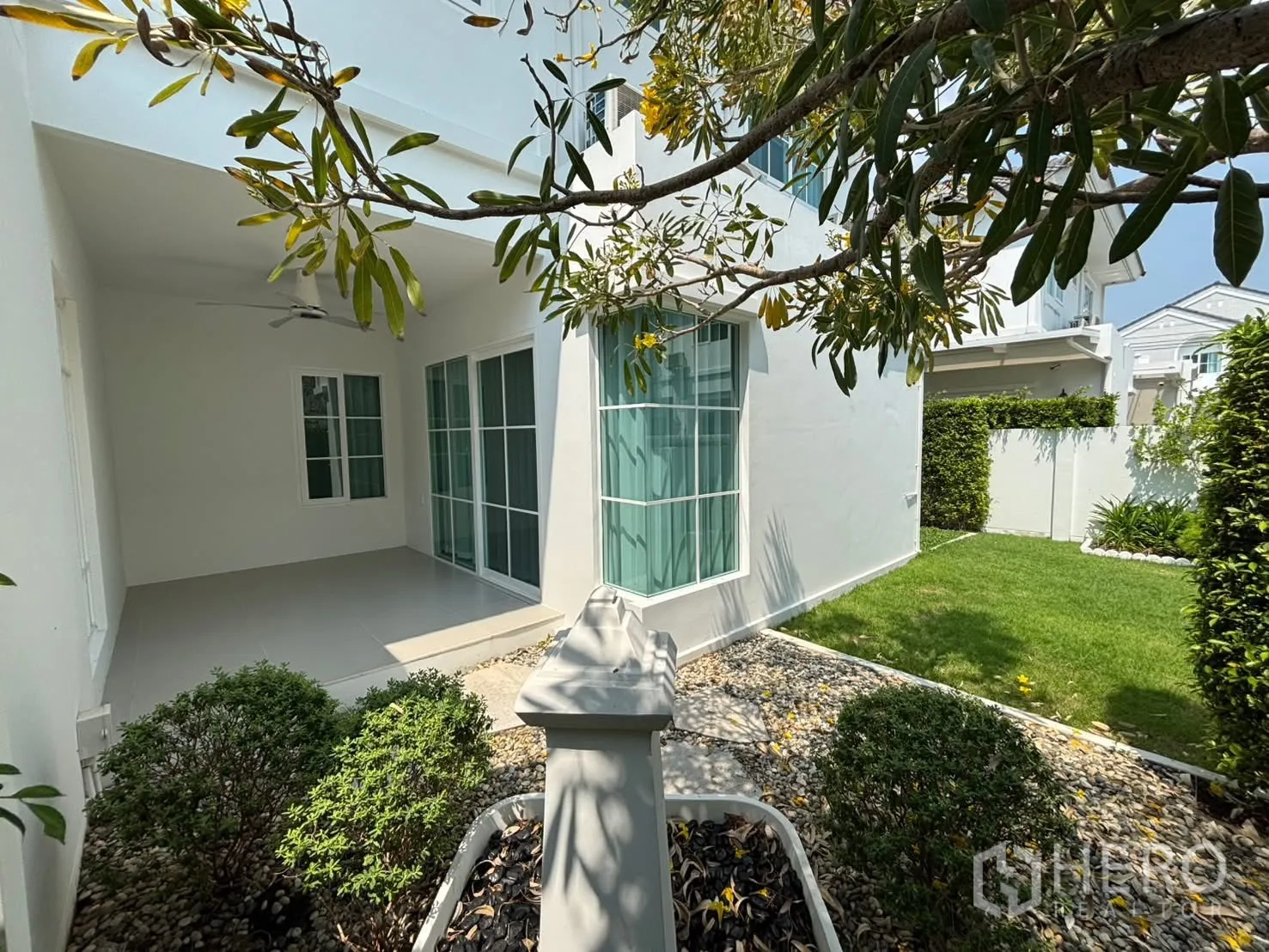 独栋房屋 for rent in Bang Phli, Samut Prakan - 带顶露台配吊扇，通向景观草坪与灌木。