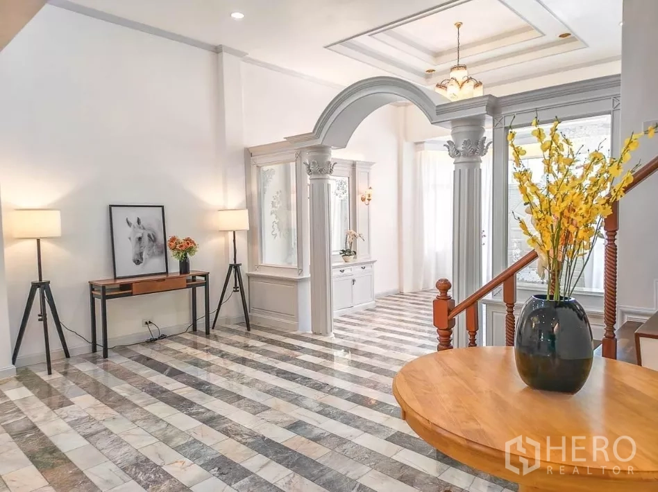 บ้าน ให้เช่าในYan Nawa, Bangkok - โถงต้อนรับใหญ่ พื้นลายหินอ่อน ประตูโค้ง และเสาตกแต่ง