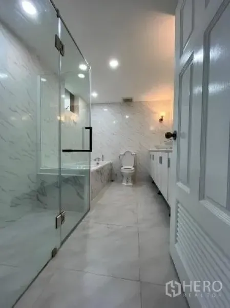 คอนโด ให้เช่าในKhlong Toei, Bangkok - ห้องน้ำกว้าง ฝักบัวกระจก อ่างอาบน้ำ เคาน์เตอร์ยาว ผนังและพื้นลายหินอ่อน