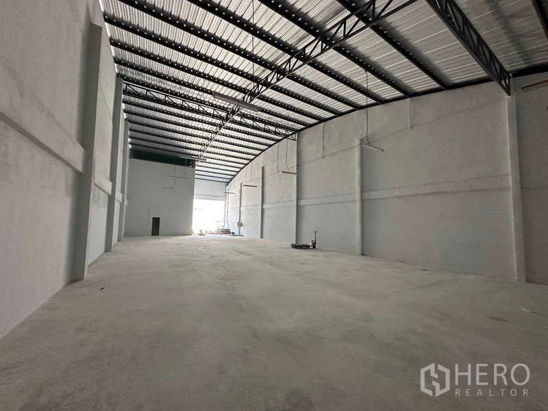 คลังสินค้า ให้เช่าในSamut Sakhon - ฮอลล์เก็บสินค้าโปร่งกว้าง โครงหลังคาเมทัลชีท แสงสว่างจากประตูทางเข้า