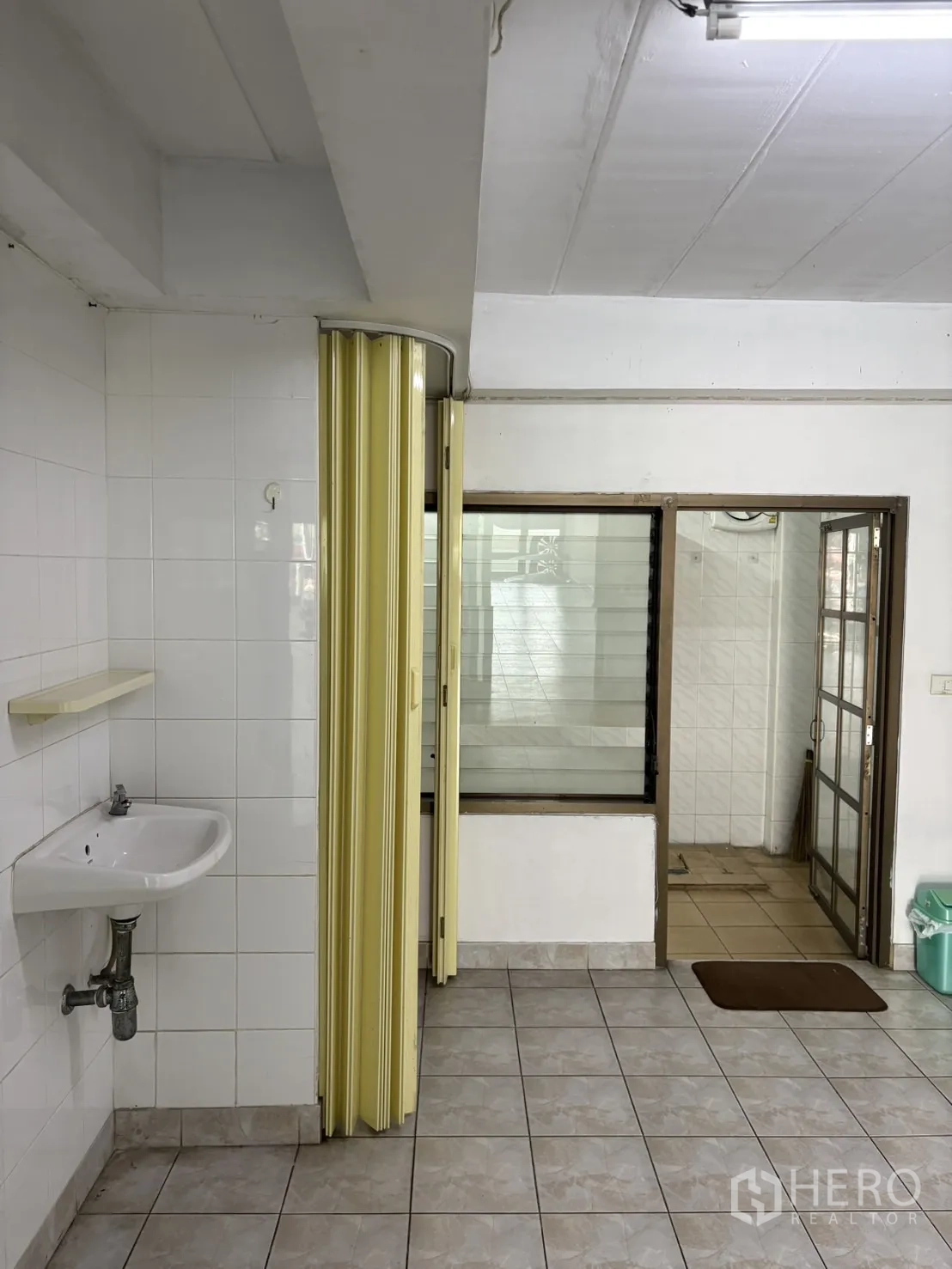 店屋 出租在Phra Khanong, Bangkok - 洗手区带壁挂式洗手盆、折叠隔断门与内窗。