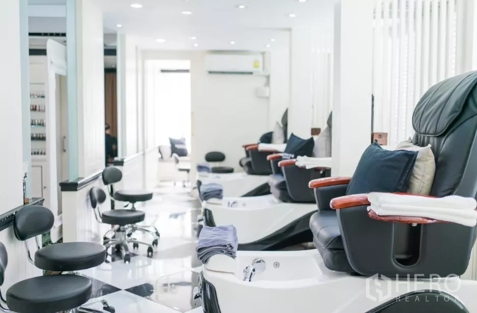 พื้นที่ขายปลีก ให้เช่า - แถวเก้าอี้สปาเท้าพร้อมอ่างในตัว ภายในโทนขาวสว่าง