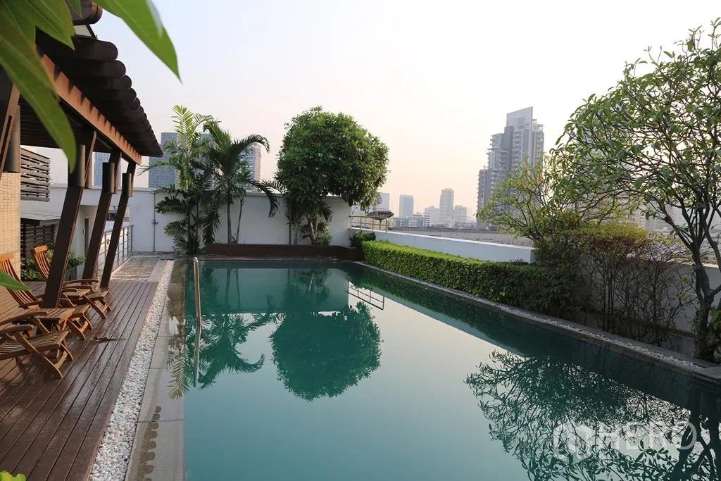 คอนโด ให้เช่าหรือขายในWatthana, Bangkok - สระว่ายน้ำบนดาดฟ้า พร้อมระเบียงไม้ เก้าอี้อาบแดด และวิวสกายไลน์