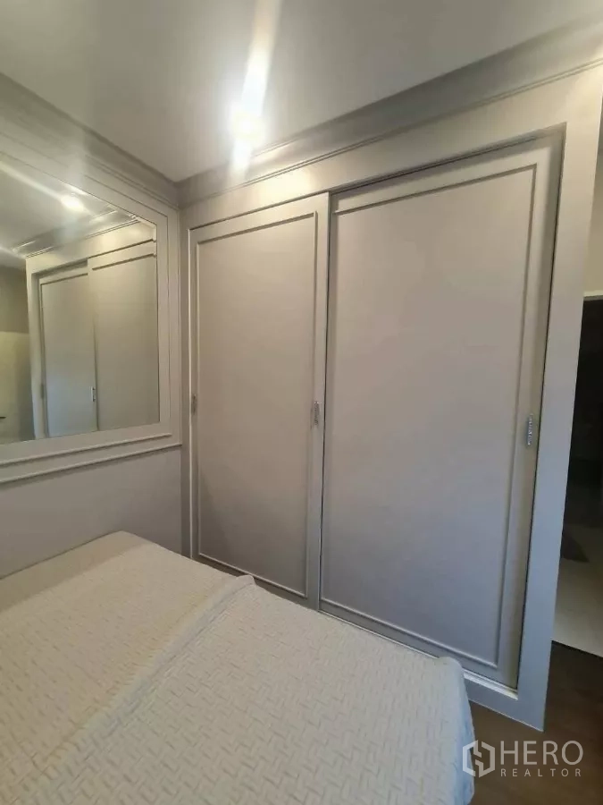 บ้าน ให้เช่าหรือขายในPrawet, Bangkok - ห้องนอนพร้อมตู้เสื้อผ้าบานเลื่อนและกระจกเงาบนผนัง