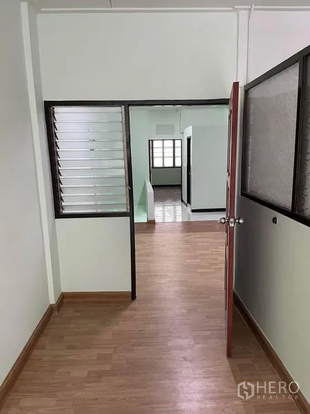 店屋 出租在Phaya Thai, Bangkok - 走廊带百叶窗和门，通向主要区域。