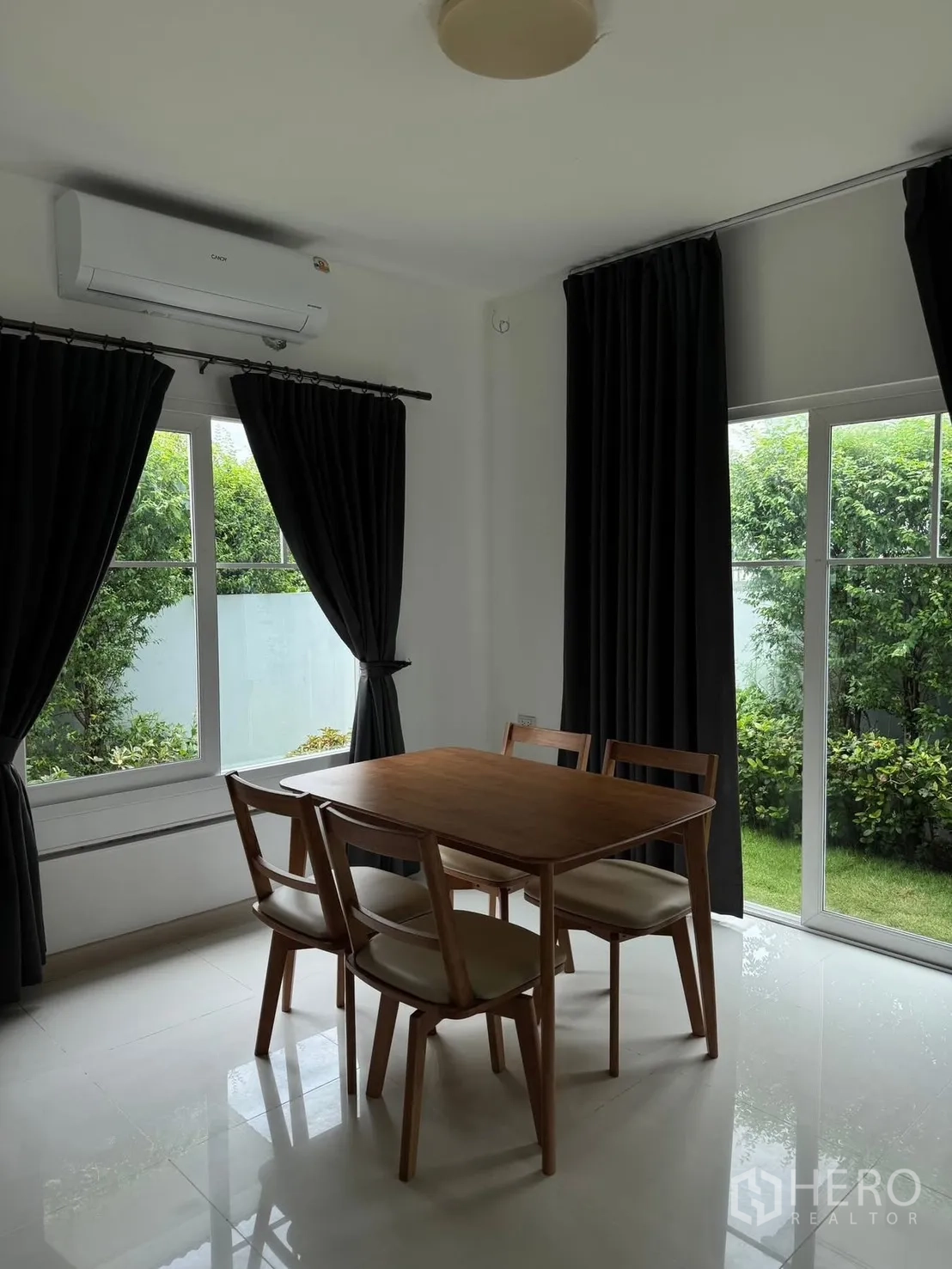 บ้านเดี่ยว for rent in Bang Phli, Samut Prakan - มุมทานอาหารโต๊ะไม้และเก้าอี้ มองเห็นสวนผ่านบานเลื่อน