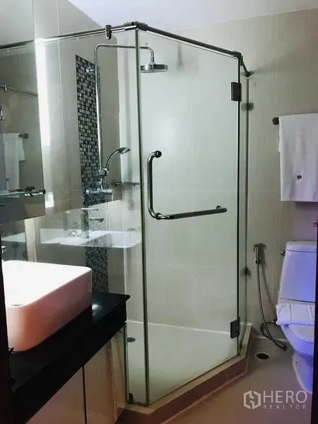 店屋 出租在Watthana, Bangkok - 瓷砖浴室中的玻璃淋浴间与坐便器