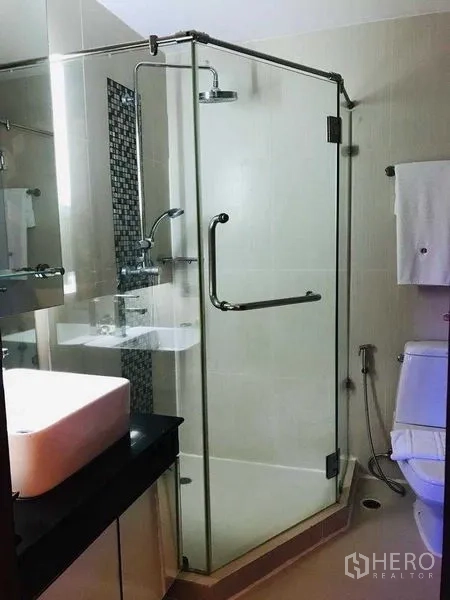 店屋 出租在Watthana, Bangkok - 瓷砖浴室中的玻璃淋浴间与坐便器