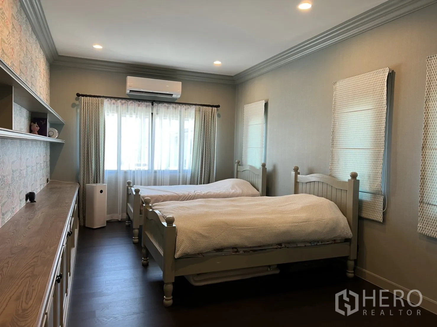 Detached House for rent or sale in Bang Kapi, Bangkok - Cozy twin bedroom with two single beds, built-in storage and soft natural light through curtained windows.