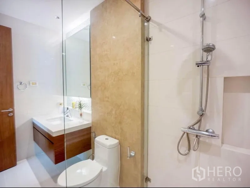 คอนโด ให้เช่าในKhlong Toei, Bangkok - ภาพระยะใกล้โซนฝักบัว ประตูกระจก มือจับฝักบัว และมุมเคาน์เตอร์อ่าง