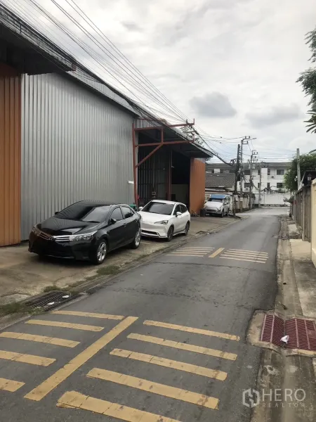 货栈 出租在Bueng Kum, Bangkok - 仓库外观与小巷道路，路边可停车，卡车出入便捷。
