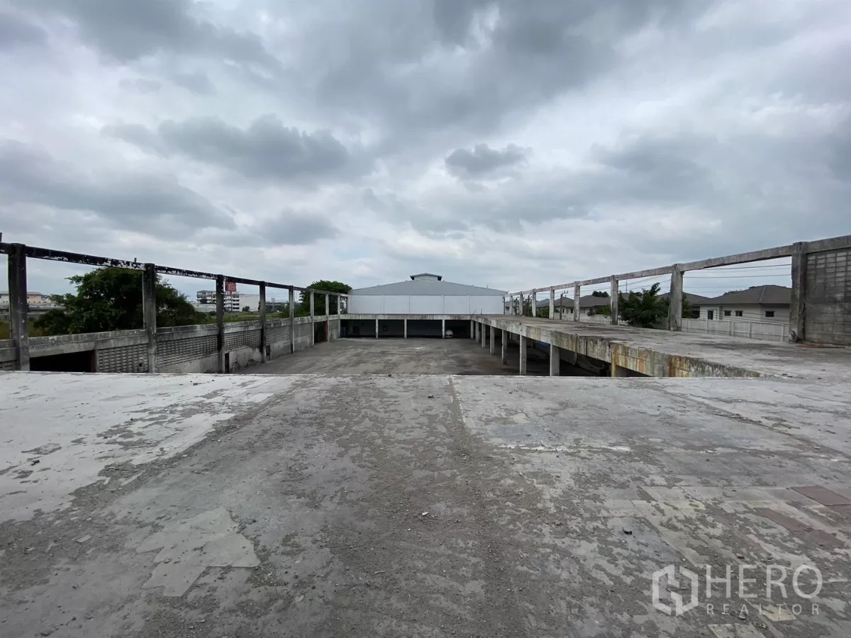 โรงงาน ขายในBang Phli, Samut Prakan - มุมมองจากชั้นดาดฟ้าสูงข้ามลานไปยังอาคารโกดัง