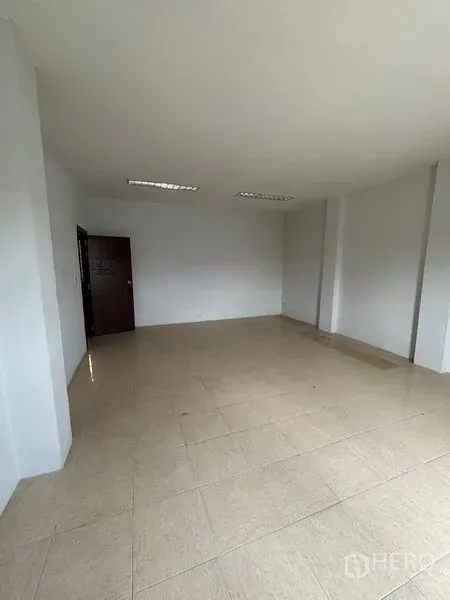 Warehouse for rent in Phra Samut Chedi, Samut Prakan - Bright upstairs office with tiled floor, white walls and fluorescent lighting.