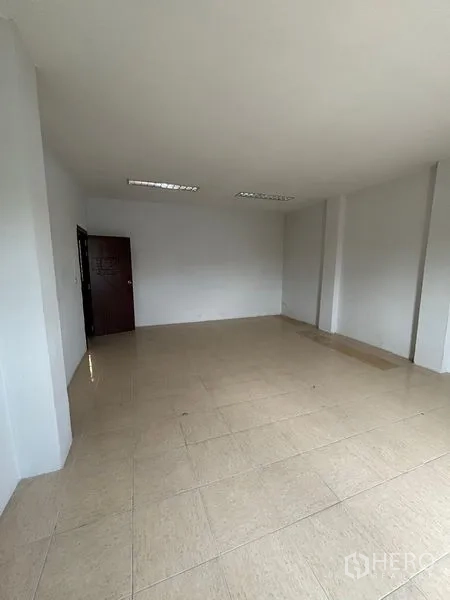 Warehouse for rent in Phra Samut Chedi, Samut Prakan - Bright upstairs office with tiled floor, white walls and fluorescent lighting.
