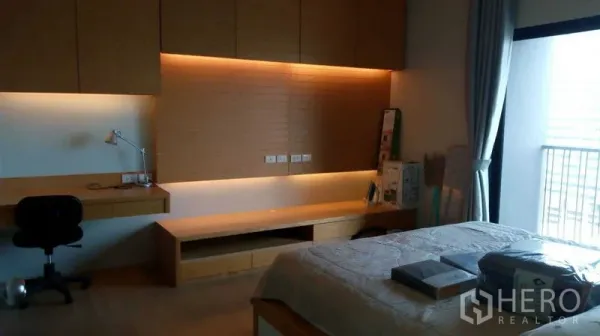 คอนโด ให้เช่าในWatthana, Bangkok - ห้องนอนพร้อมโต๊ะทำงาน ตู้บิ้วท์อิน และไฟส่องสว่างอุ่น ใกล้ระเบียง