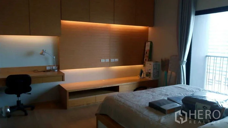 คอนโด ให้เช่าในWatthana, Bangkok - ห้องนอนพร้อมโต๊ะทำงาน ตู้บิ้วท์อิน และไฟส่องสว่างอุ่น ใกล้ระเบียง