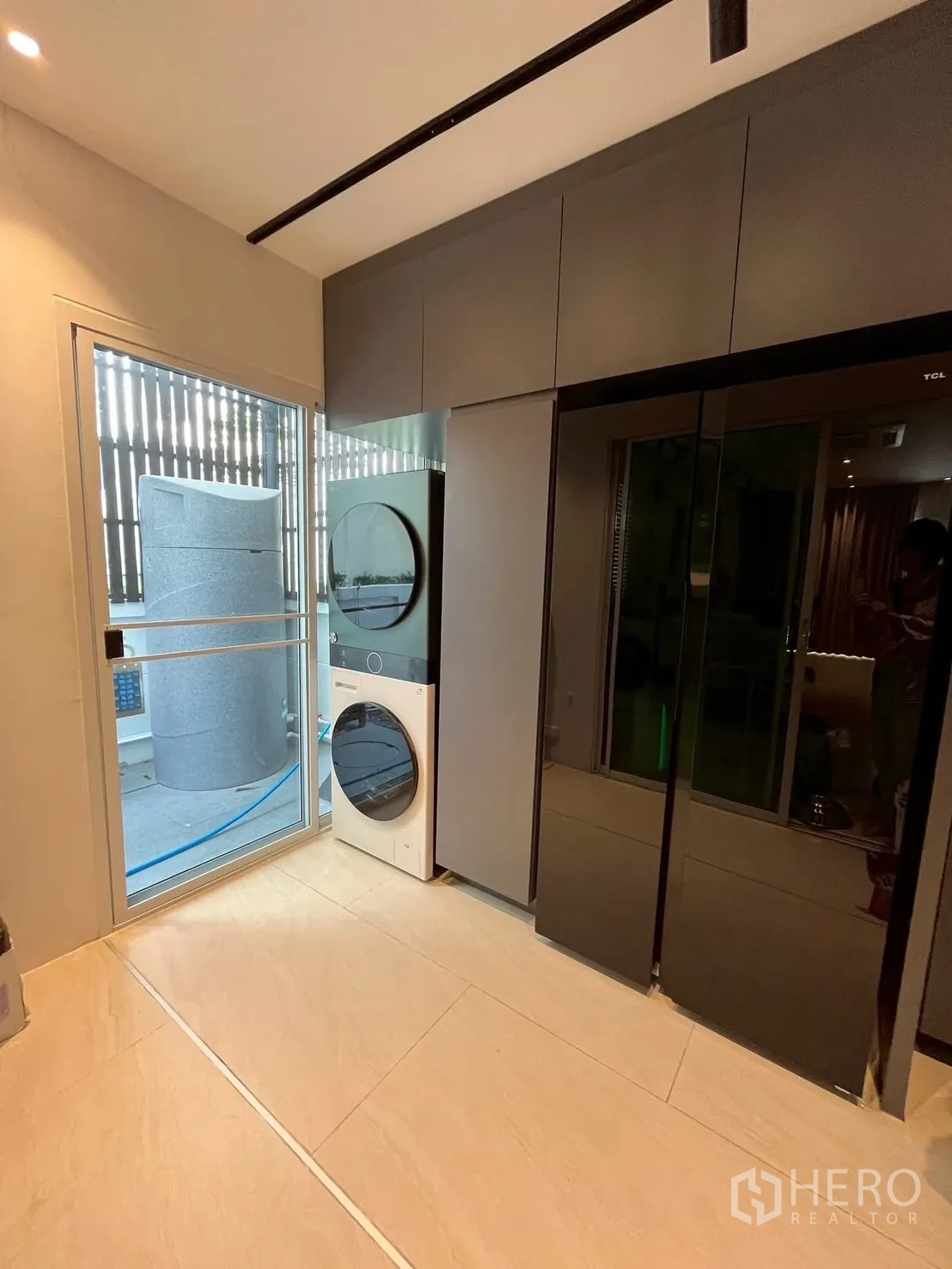 ทาวน์เฮาส์ ให้เช่าในPrawet, Bangkok - ห้องเอนกประสงค์ มีตู้เย็นสูง เครื่องซักผ้า/อบผ้า และประตูหลังบ้าน