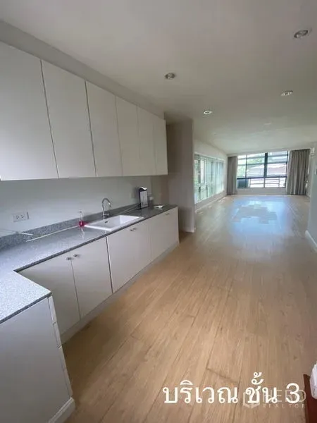 店屋 出租在Watthana, Bangkok - 开放式茶水间，白色柜体，通向采光良好的空间。