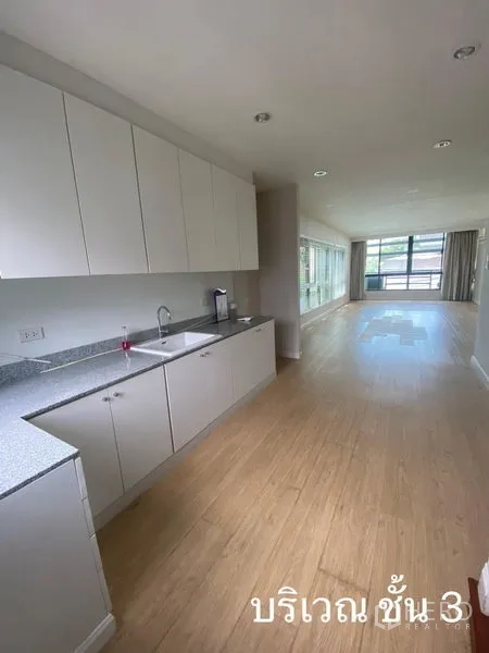 店屋 出租在Watthana, Bangkok - 开放式茶水间，白色柜体，通向采光良好的空间。