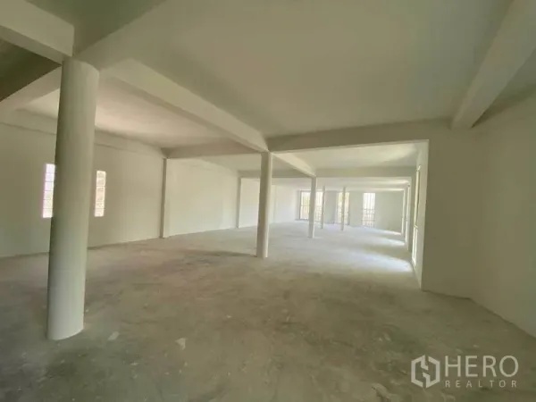 พื้นที่ขายปลีก ให้เช่าในKhlong Toei, Bangkok - พื้นที่ค้าปลีกแบบโอเพ่นสเปซ รับแสงธรรมชาติ เสาโครงสร้างและพื้นคอนกรีต