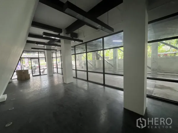 零售空间 出租在Ratchathewi, Bangkok - 转角零售空间，整面落地玻璃与线性灯具