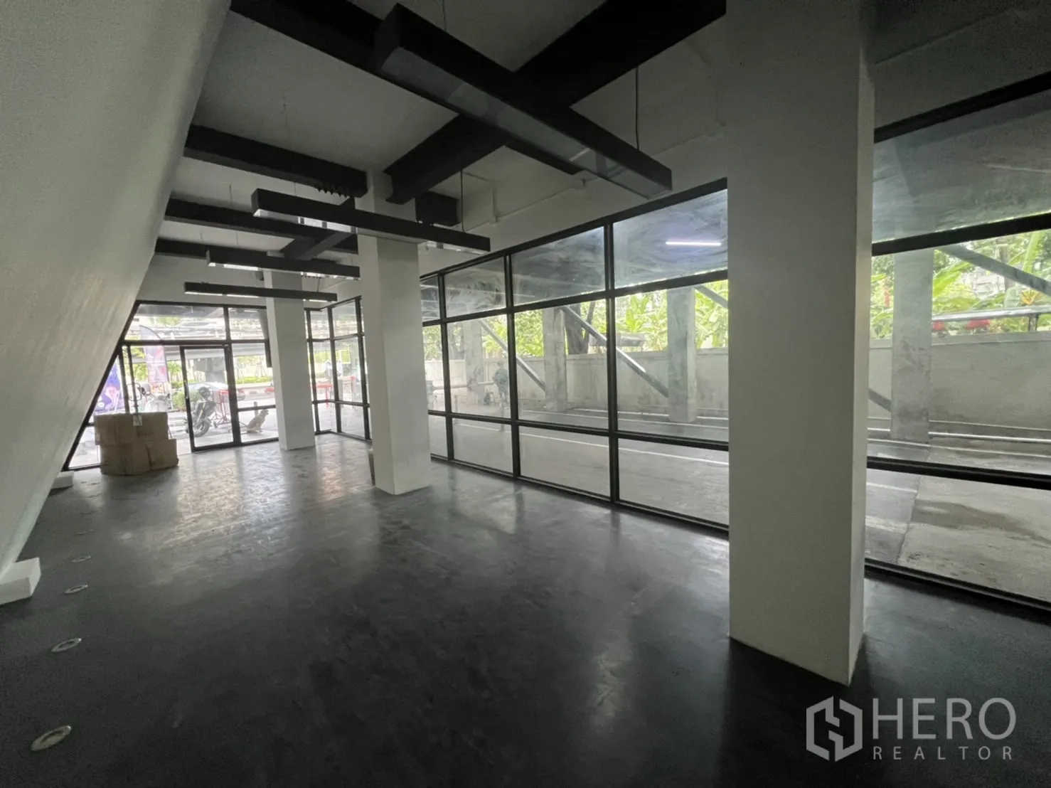 零售空间 出租在Ratchathewi, Bangkok - 转角零售空间，整面落地玻璃与线性灯具