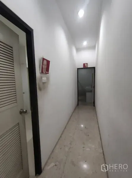 คลังสินค้า ให้เช่าในBang Phli, Samut Prakan - ทางเดินภายในอาคารสว่างสะอาด มีประตูห้องทำงานและห้องน้ำ