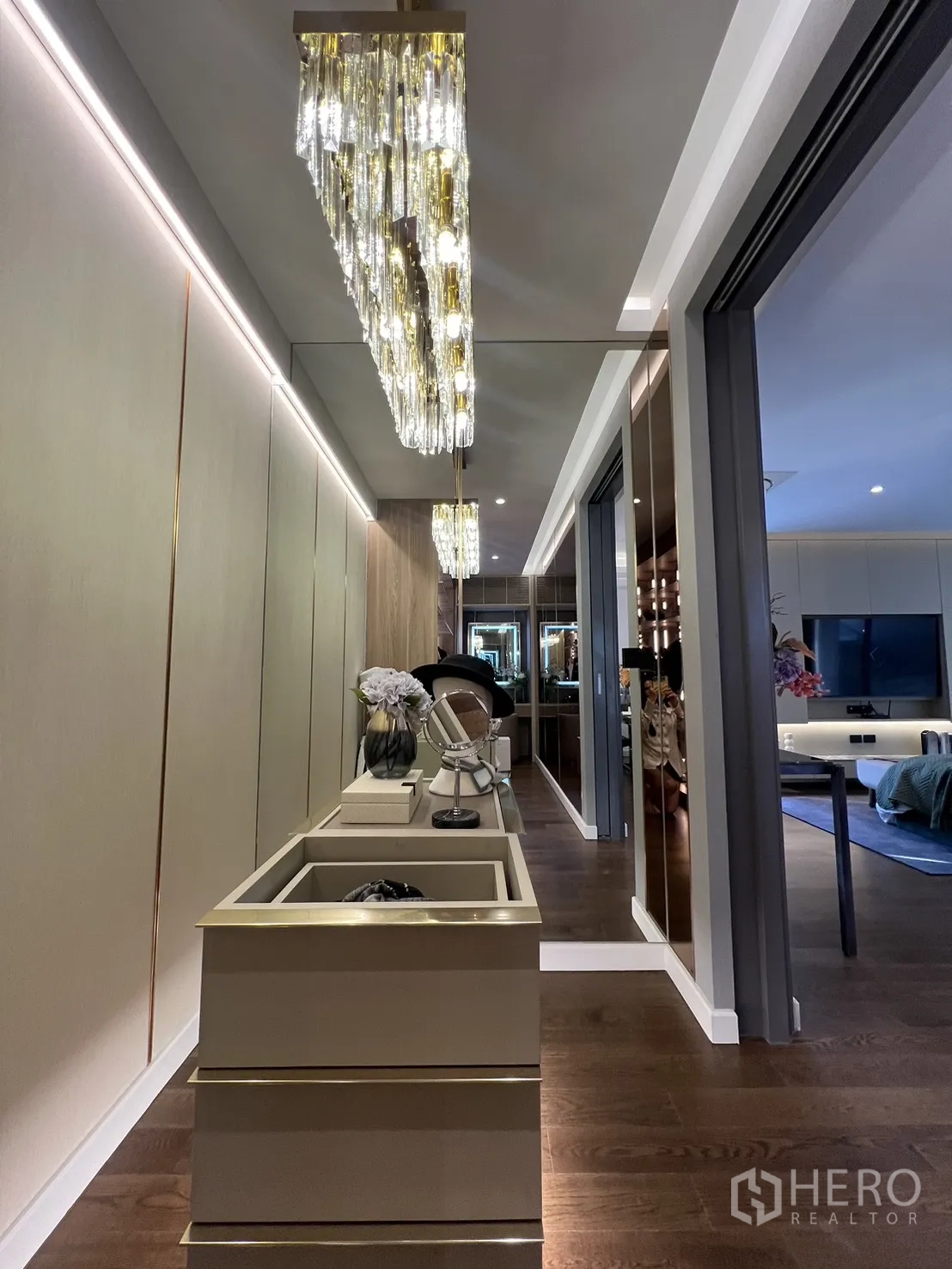 บ้าน ขายในLat Phrao, Bangkok - โถงทางเดินมีโคมไฟระย้าและตู้บิวท์อินนำสู่ห้องนอน