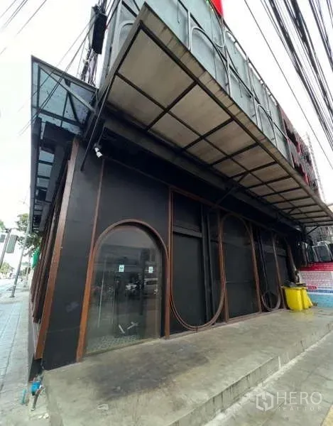 店屋 出租 - 临街立面，雨棚及拱形玻璃门的店屋。