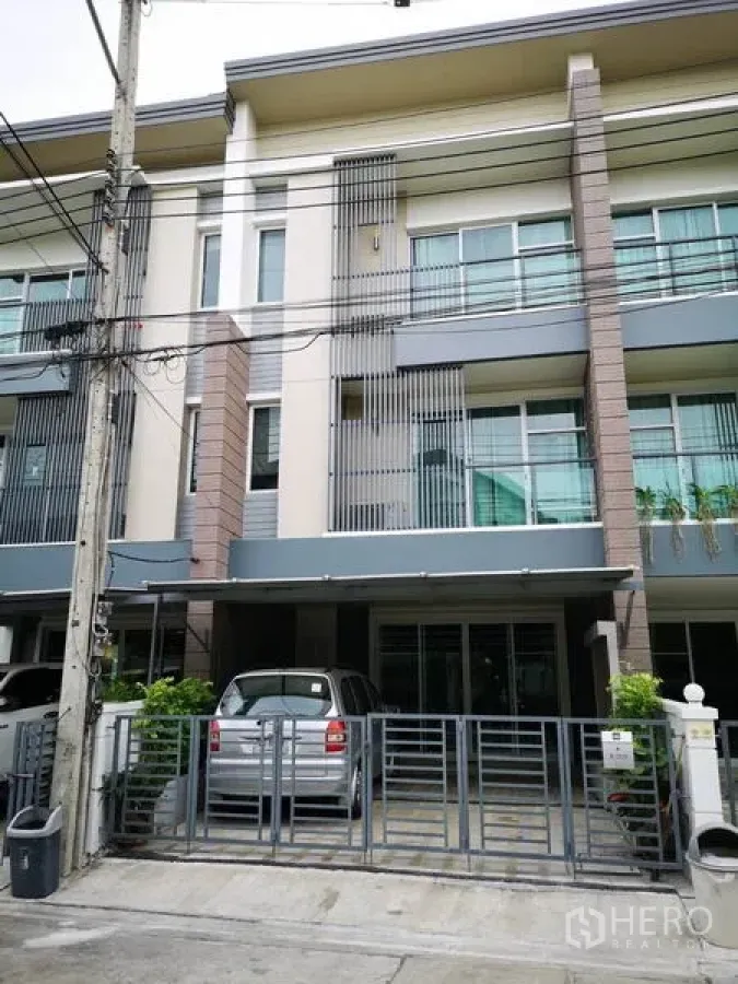 Townhouse for rent in Suan Luang, Bangkok - Modern three-storey townhouse facade with gated covered carport in Suan Luang, Bangkok.