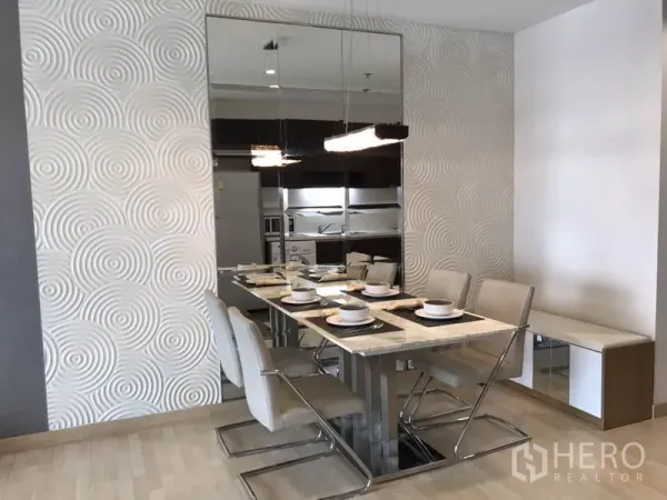คอนโด ให้เช่าหรือขายในWatthana, Bangkok - โต๊ะอาหาร 6 ที่นั่งใต้โคมไฟสไตล์โมเดิร์นและผนังลายสามมิติ