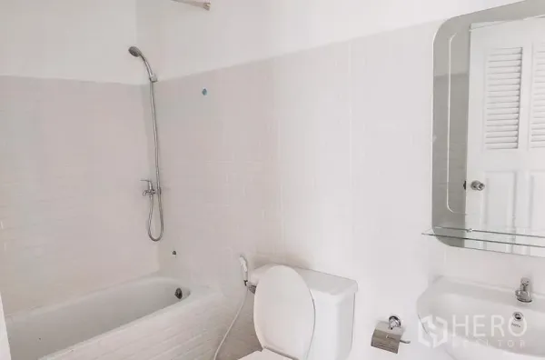 ทาวน์เฮาส์ ให้เช่าในChatuchak, Bangkok - ห้องน้ำปูกระเบื้องสีขาว มีอ่างอาบน้ำ โถสุขภัณฑ์ อ่างล้างมือ และกระจก