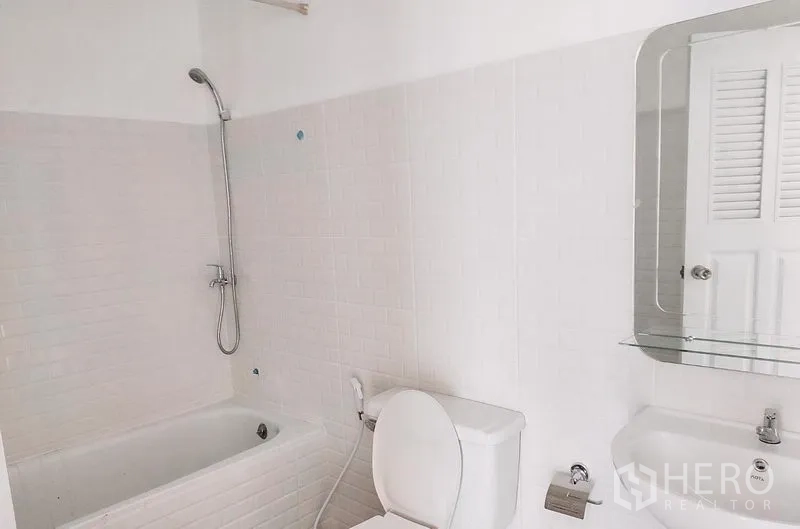 ทาวน์เฮาส์ ให้เช่าในChatuchak, Bangkok - ห้องน้ำปูกระเบื้องสีขาว มีอ่างอาบน้ำ โถสุขภัณฑ์ อ่างล้างมือ และกระจก