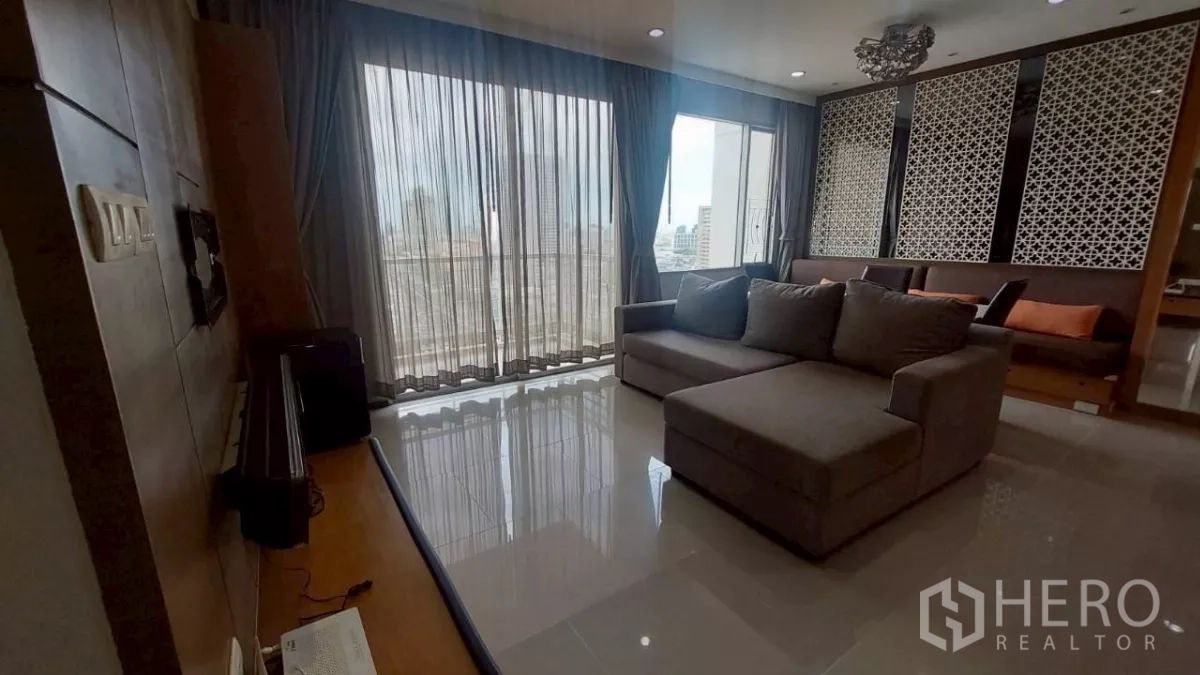 คอนโด ให้เช่าในKhlong San, Bangkok - ห้องนั่งเล่นพร้อมโซฟาเข้ามุม ม่านสูงจรดเพดาน และประตูระเบียงชมวิวเมือง