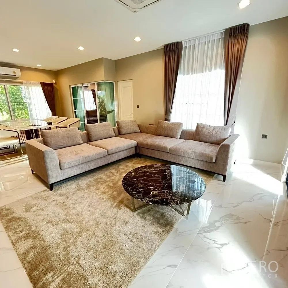 บ้าน ให้เช่าหรือขายในBang Khen, Bangkok - ห้องนั่งเล่นสว่าง โซฟา L โต๊ะกลางหินอ่อน หน้าต่างบานใหญ่