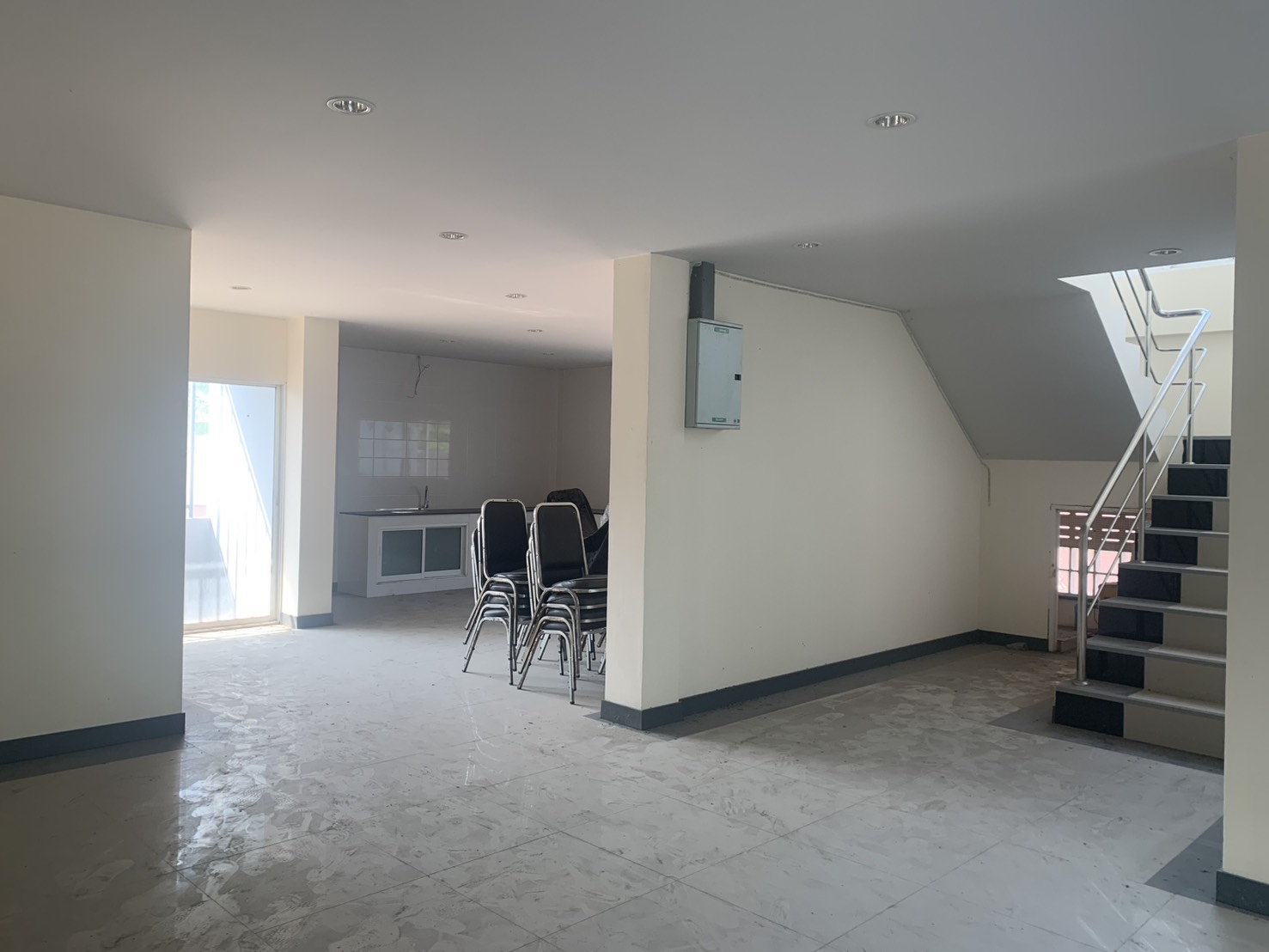 货栈 出租在Lam Luk Ka, Pathum Thani - 开放式办公室空间，带茶水间与楼梯。